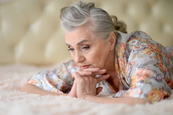 Traurige Seniorin Liegt Bett — Stockfoto