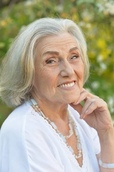Krásná Usmívající Starší Krásná Žena Jarním Parku — Stock fotografie