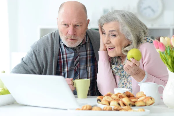 Senior Paar Portret Met Laptop Thuis — Stockfoto