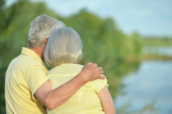 Portrait Beau Couple Personnes Âgées Étreignant Dans Parc Vue Dos — Photo