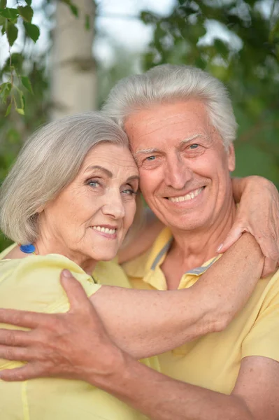 Retrato Hermosa Pareja Ancianos Abrazándose Parque — Foto de Stock