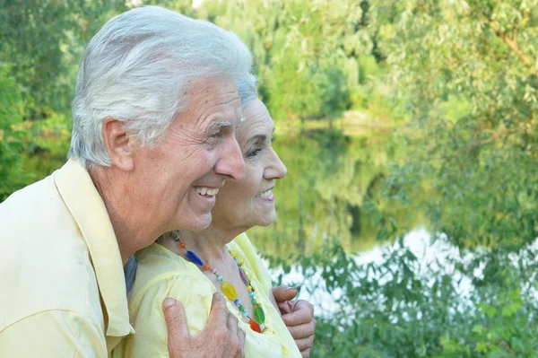 Ritratto Una Bella Coppia Anziani Che Abbraccia Nel Parco — Foto Stock