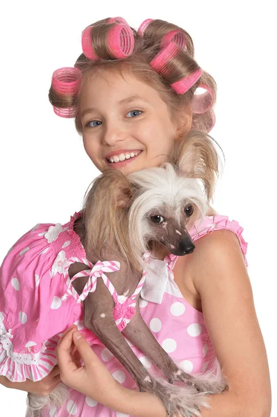 白い背景に隔離されたかわいい犬とポーズヘアカーラーと感情的な小さなかわいい女の子の肖像画 — ストック写真