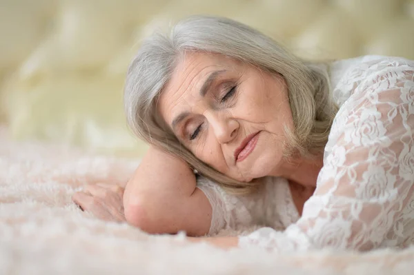 Красивая пожилая женщина спит — стоковое фото
