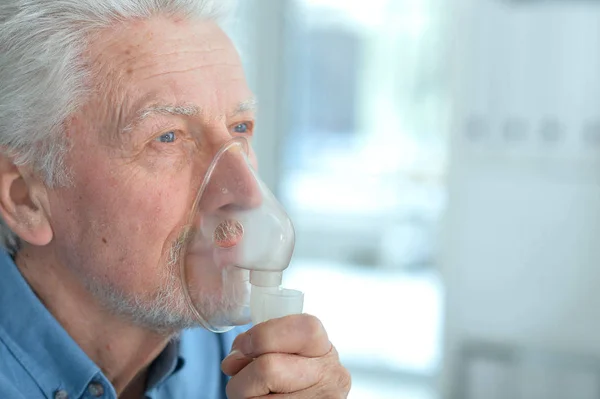 Porträtt Sjuk Senior Man Med Inhalator — Stockfoto