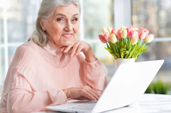Mulher idosa emocional com laptop — Fotografia de Stock