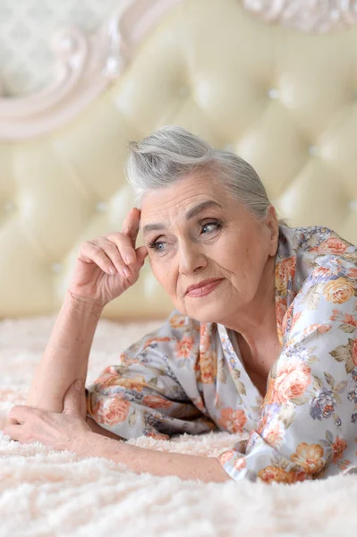 Doordachte Senior Vrouw Liggend Bed — Stockfoto