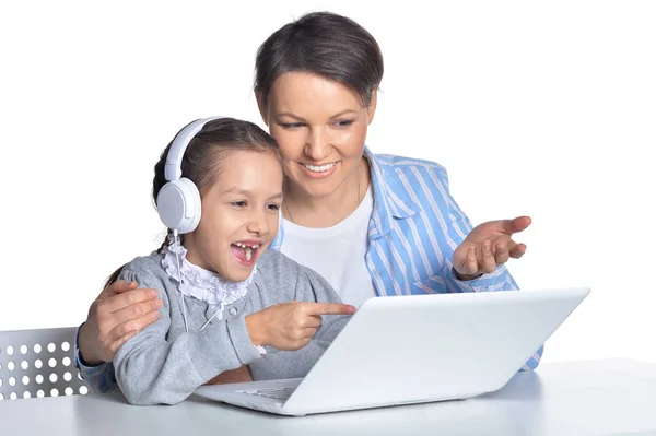 Mor och dotter som använder laptop — Stockfoto