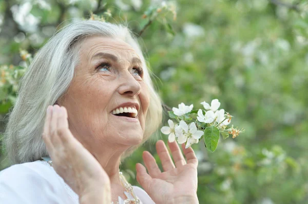 Счастливая Пожилая Красивая Женщина Весеннем Парке Фоне Цветущей Яблони — стоковое фото