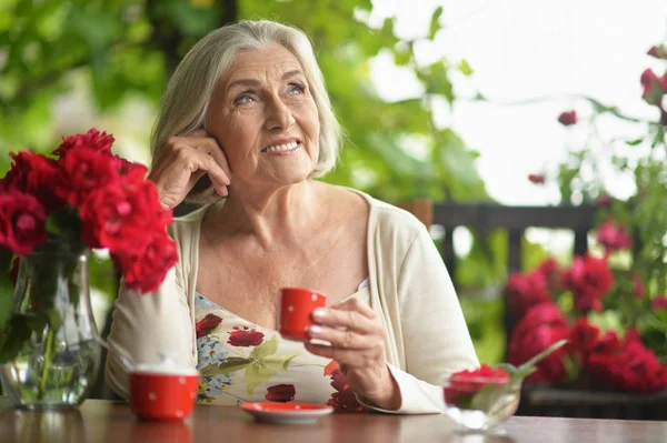 Retrato Una Anciana Feliz Tomando Café — Foto de Stock