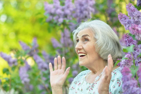 Starszy Piękny Uśmiechnięta Kobieta Parku Wiosennym — Zdjęcie stockowe
