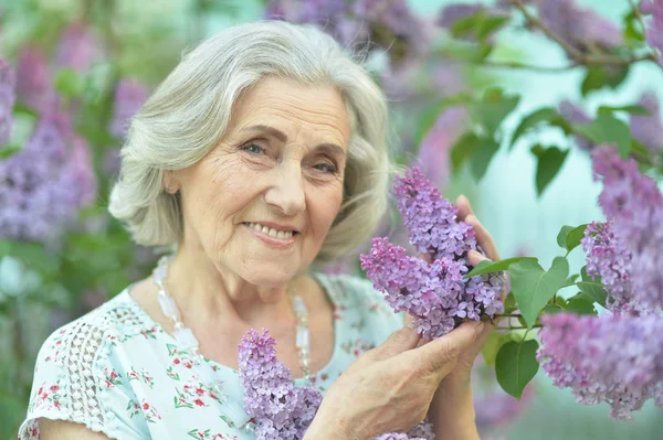 Anciano Hermosa Sonriente Mujer Primavera Parque —  Fotos de Stock