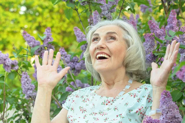 Seniores Bela Mulher Surpreso Parque Primavera — Fotografia de Stock