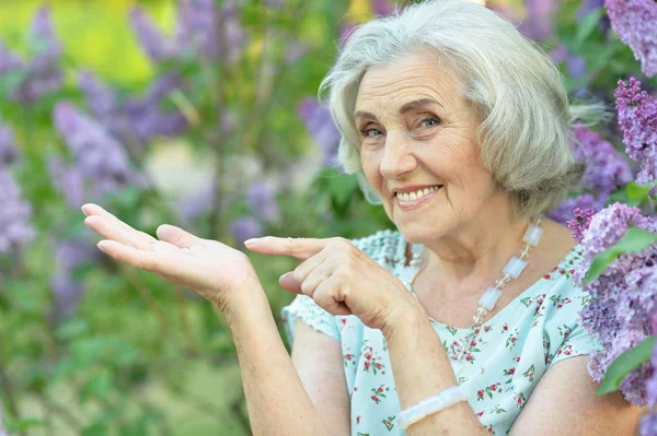 Senior Belle Femme Souriante Dans Parc Printemps — Photo