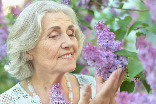 Anciano Hermosa Sonriente Mujer Primavera Parque —  Fotos de Stock