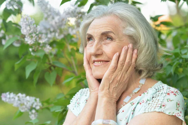 Anziana Bella Donna Sorridente Nel Parco Primaverile — Foto Stock