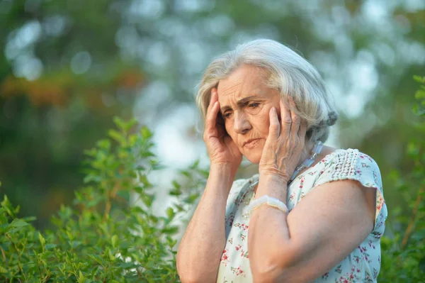 Triste Anziana Bella Donna Nel Parco Primaverile — Foto Stock