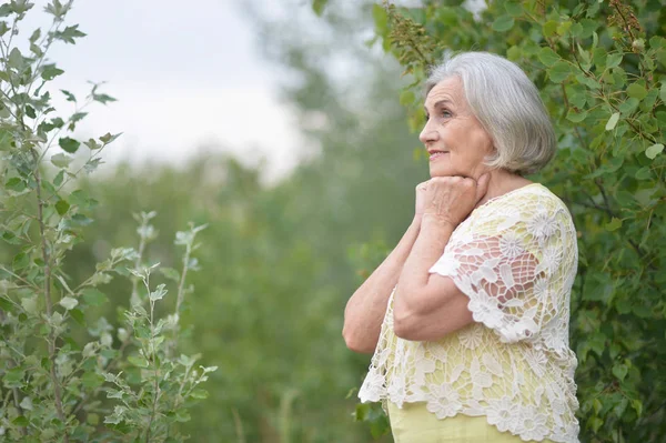 Seniorin Frühlingspark — Stockfoto