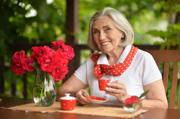 Retrato Una Anciana Feliz Tomando Café — Foto de Stock
