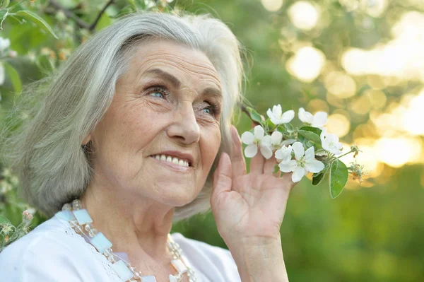 Anciano Hermosa Sonriente Mujer Primavera Parque —  Fotos de Stock