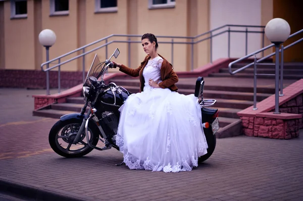 Hermosa Novia Joven Vestido Blanco Posando Cerca Motocicleta —  Fotos de Stock