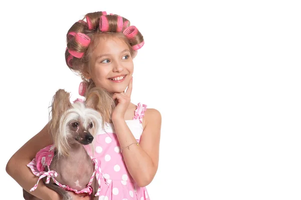Портрет Эмоциональной Маленькой Красивой Девушки Бигуди Волосы Позируют Милой Собакой — стоковое фото