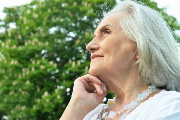 Anciano Hermosa Sonriente Mujer Primavera Parque — Foto de Stock