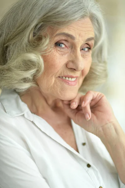 Retrato Mulher Sênior Sorridente Posando Casa — Fotografia de Stock