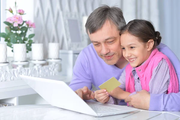 Mamma med dotter med laptop — Stockfoto