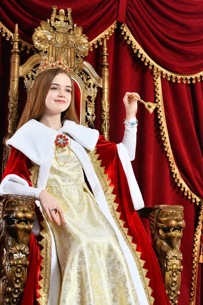 Retrato Bela Princesa Com Coroa Segurando Sino Mão Enquanto Sentado — Fotografia de Stock