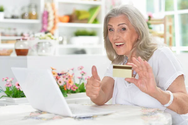 Šťastná Žena Která Drží Kreditní Kartu Zobrazuje Palce Při Sezení — Stock fotografie
