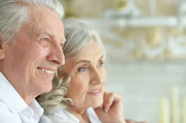 Lyckliga Senior Par Poserar Hemma — Stockfoto