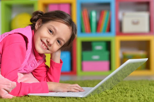 Menina Bonito Emocional Usando Laptop Enquanto Deitado Chão Verde Casa — Fotografia de Stock