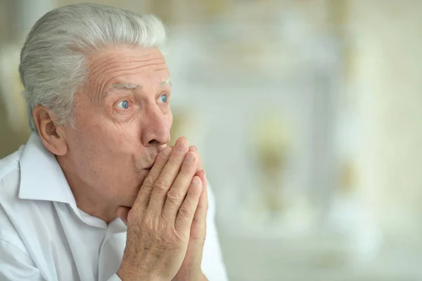 Portrait Surprised Senior Man Home — Stock Photo, Image