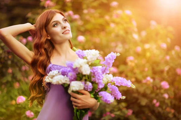 Portrait Belle Jeune Femme Posant Avec Des Lilas — Photo