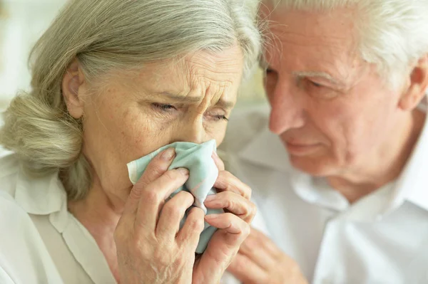 Man met hand op Wang — Stockfoto