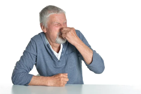 Retrato Del Hombre Mayor Sentado Mesa Aislado Sobre Fondo Blanco — Foto de Stock