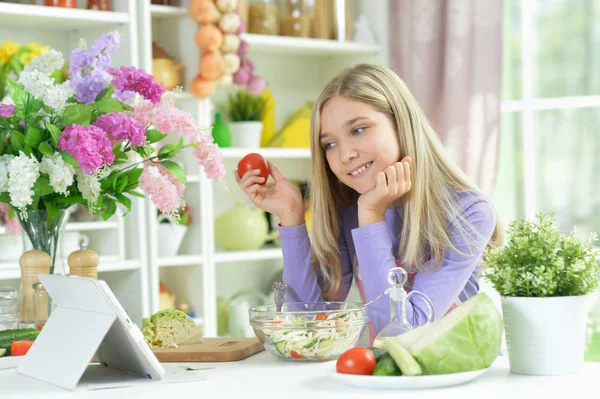 Söt Tjej Förbereder Fräsch Sallad Köksbordet Med Tablett Hemma — Stockfoto