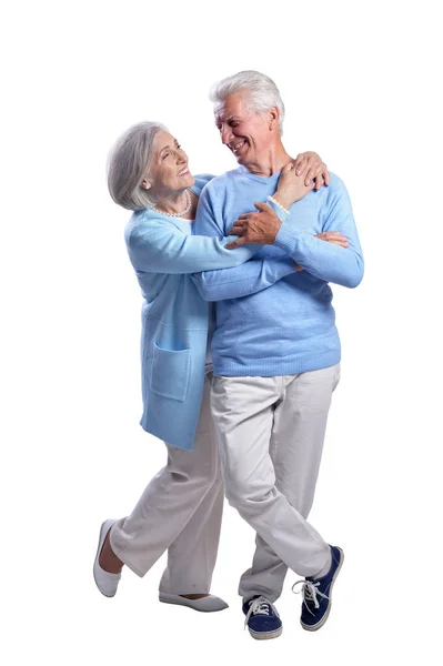 Ευτυχισμένο Ζευγάρι Ηλικιωμένων Που Αγκαλιάζονται Απομονωμένη Λευκό Φόντο — Φωτογραφία Αρχείου