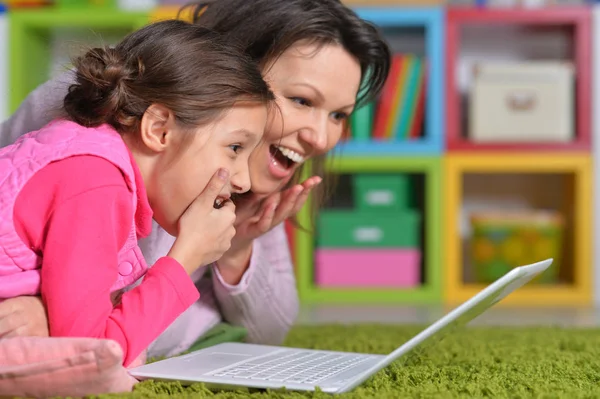 Mãe com filha usando laptop — Fotografia de Stock