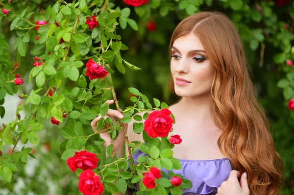 Retrato Una Hermosa Joven Posando Con Rosas —  Fotos de Stock