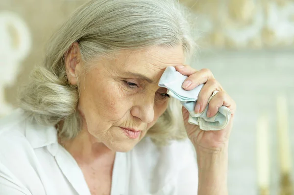 Vackra Sorgliga Senior Kvinna Med Huvudvärk — Stockfoto