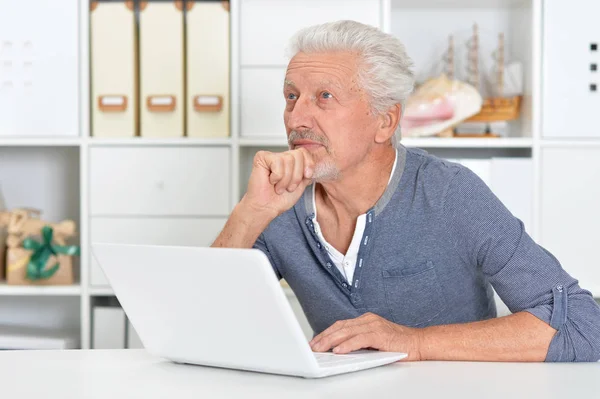 Emotionele Senior Man Met Laptop Thuis — Stockfoto