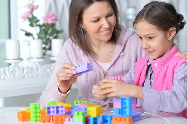 Krullend Meisje Haar Moeder Spelen Met Kleurrijke Kunststof Blokken Thuis — Stockfoto