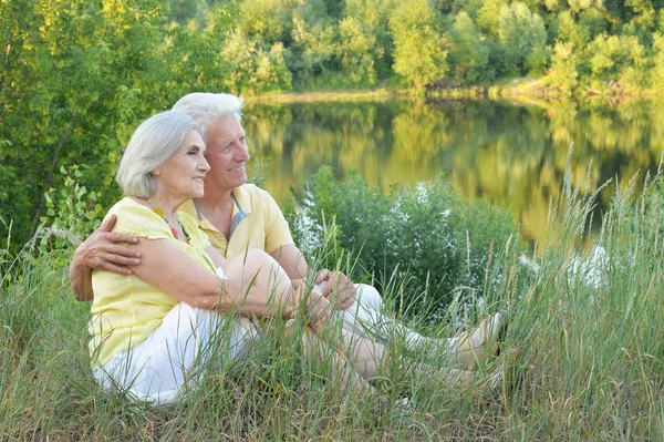 Mooie Senior Paar Het Park Door Vijver — Stockfoto