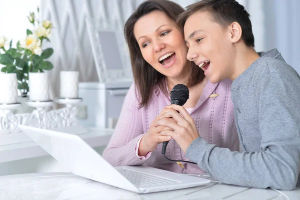 Mãe e filho com laptop — Fotografia de Stock