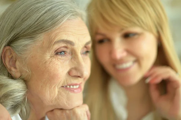 Portret Van Senior Vrouw Met Dochter Thuis — Stockfoto