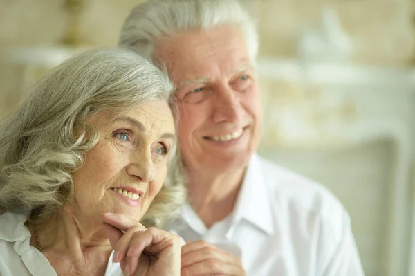 Gelukkige Senior Paar Poseren Thuis — Stockfoto