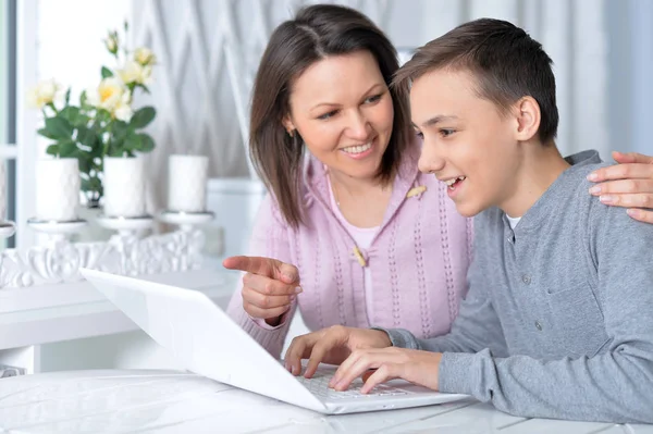 Madre e hijo con portátil —  Fotos de Stock