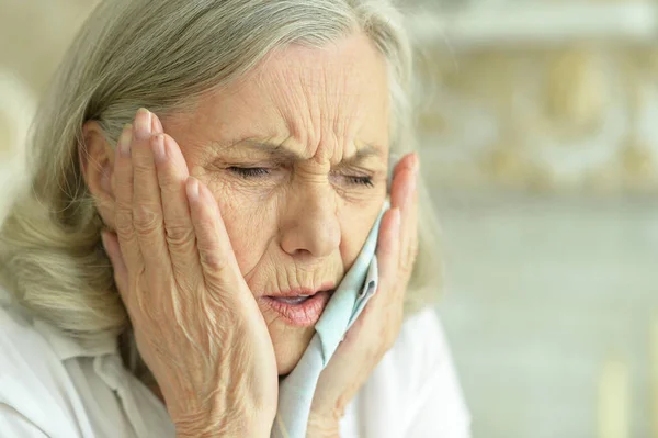 Zieke senior vrouw — Stockfoto